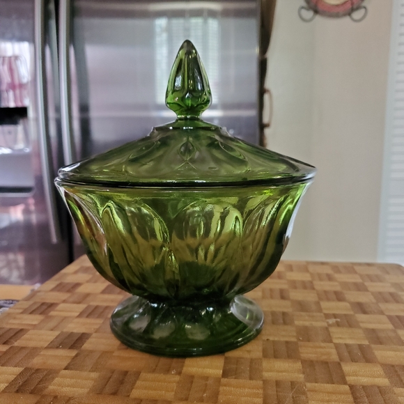 🍃 Avocado Green Candy Dish with Lid - Picture 3 of 5